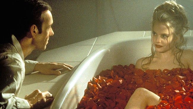 Kevin Spacey as Lester Burnham and Mena Suvari as Angela Hayes in American Beauty © 1999 – Dreamworks