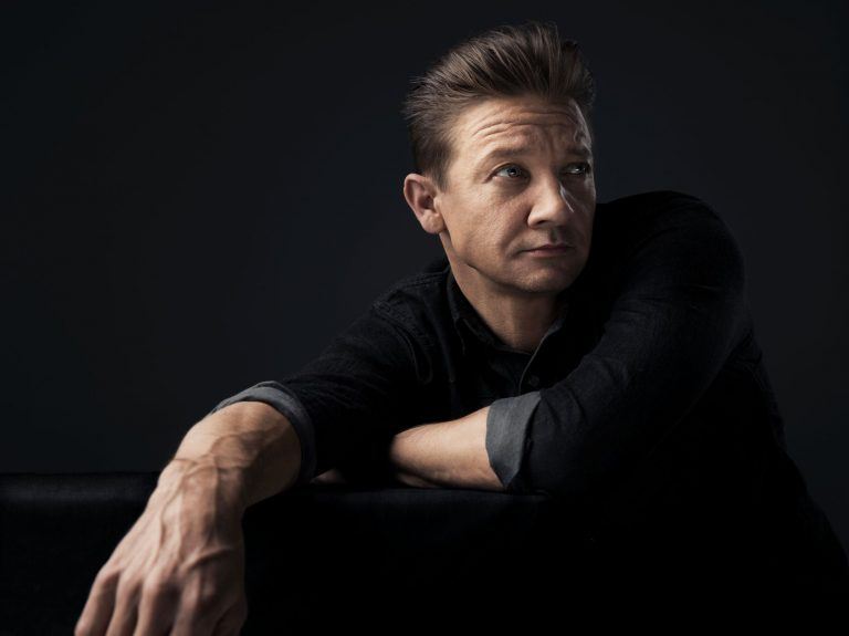 Looks That Chill: Jeremy Renner, Elizabeth Olsen and Taylor Sheridan